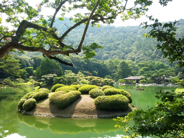 4785558_s Shakkei: The Japanese Art of Borrowing Scenery in Garden Design
